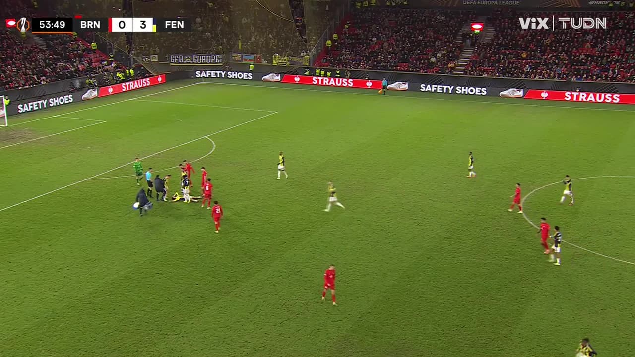 ¡DURÍSIMO GOLPE! Fuertísimo impacto en la cara de Ísmaíl que necesitó de asistencia