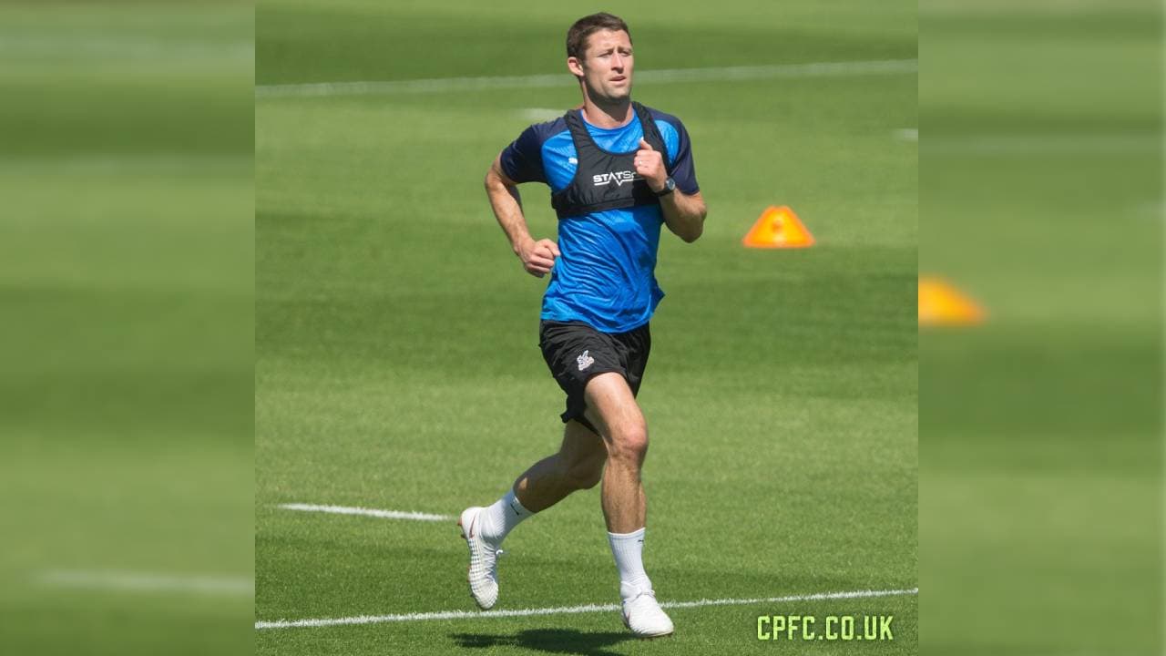 El campeón de la Premier League y de Europa, Gary Cahill trota y disfruta del aire fresco.