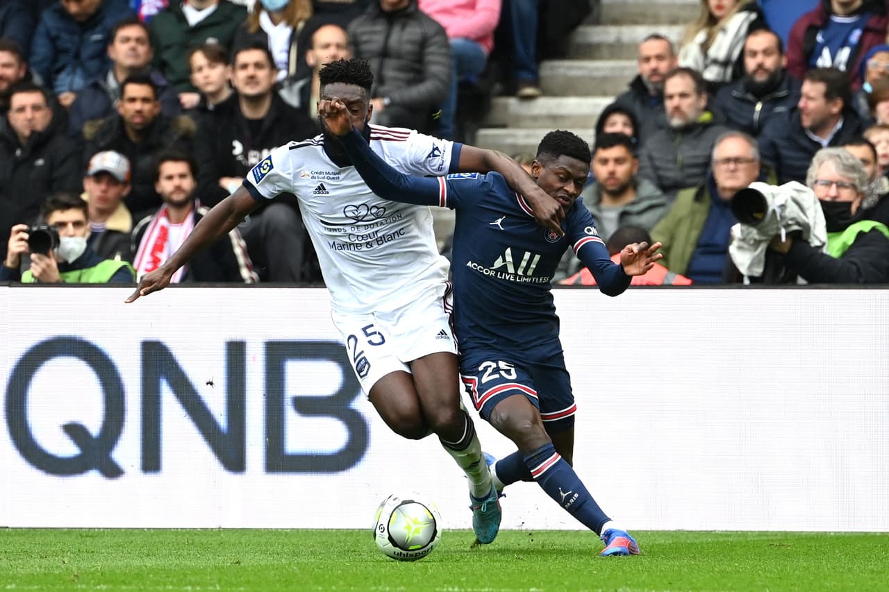 El PSG goleó al Bordeaux con los goles de Mbappé, Neymar y Leandro Paredes, pero ni esa victoria evitó los abucheos de sus seguidores, quienes castigaron especialmente al Ney y Lio.