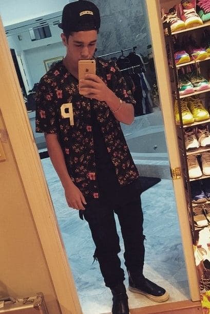 Otro galán que no para de ponerse guapo es Austin Mahone, quien se tomó esta selfie usando un lindo outfit.