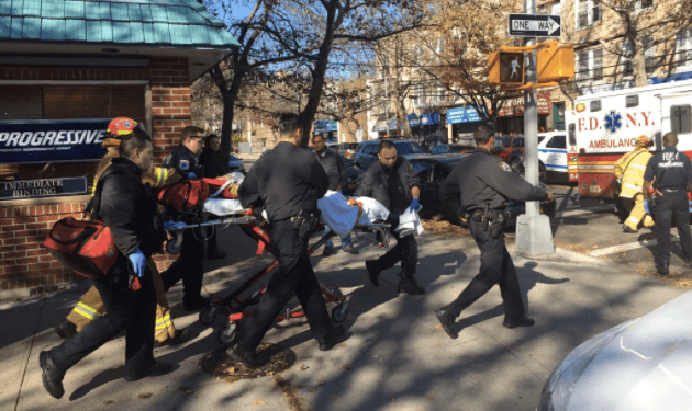 El niño jugaba en su escúter cuando sufrió el accidente. El casco protector que tenía puesto, le protegió la cabeza.