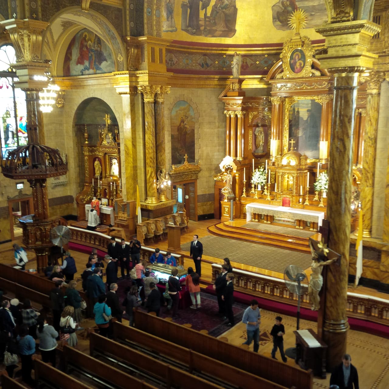 Escultura de Santa María Goretti estará visitando varias iglesias de Chicago. La estatua de la virgen y mártir estuvo este lunes en la Iglesia de St. John Cantius.