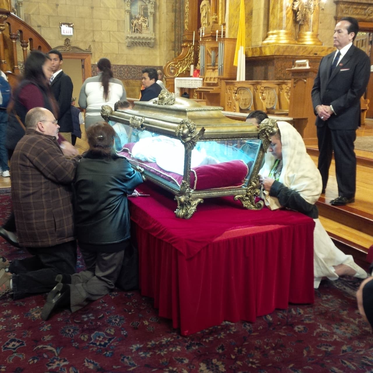 Escultura de Santa María Goretti estará visitando varias iglesias de Chicago. La estatua de la virgen y mártir estuvo este lunes en la Iglesia de St. John Cantius.