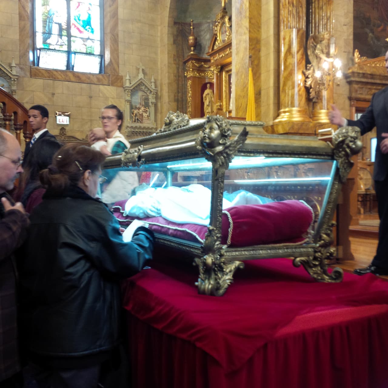 Escultura de Santa María Goretti estará visitando varias iglesias de Chicago. La estatua de la virgen y mártir estuvo este lunes en la Iglesia de St. John Cantius.
