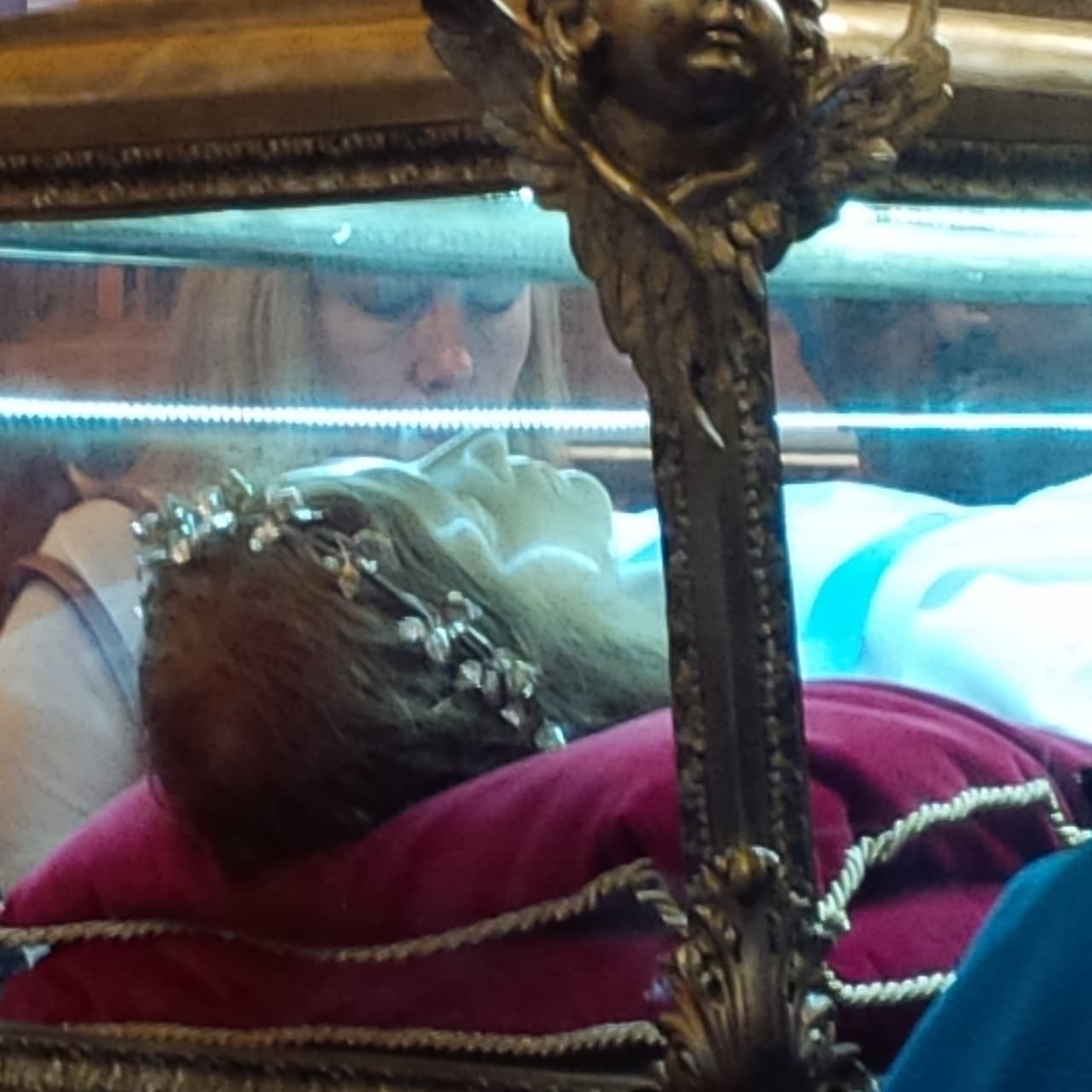 Escultura de Santa María Goretti estará visitando varias iglesias de Chicago. La estatua de la virgen y mártir estuvo este lunes en la Iglesia de St. John Cantius.