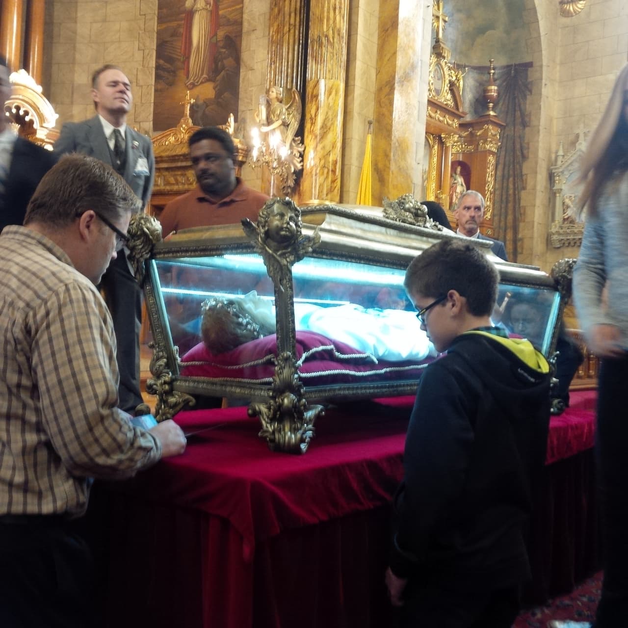 Escultura de Santa María Goretti estará visitando varias iglesias de Chicago. La estatua de la virgen y mártir estuvo este lunes en la Iglesia de St. John Cantius.