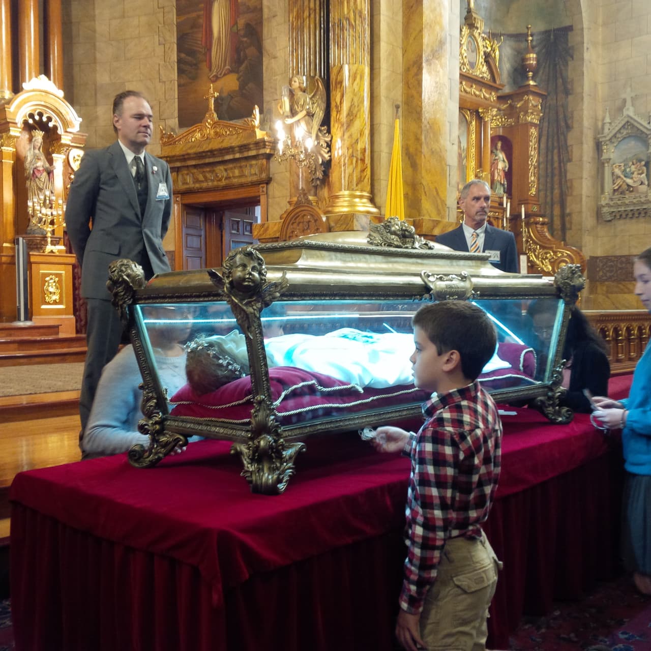 Escultura de Santa María Goretti estará visitando varias iglesias de Chicago. La estatua de la virgen y mártir estuvo este lunes en la Iglesia de St. John Cantius.