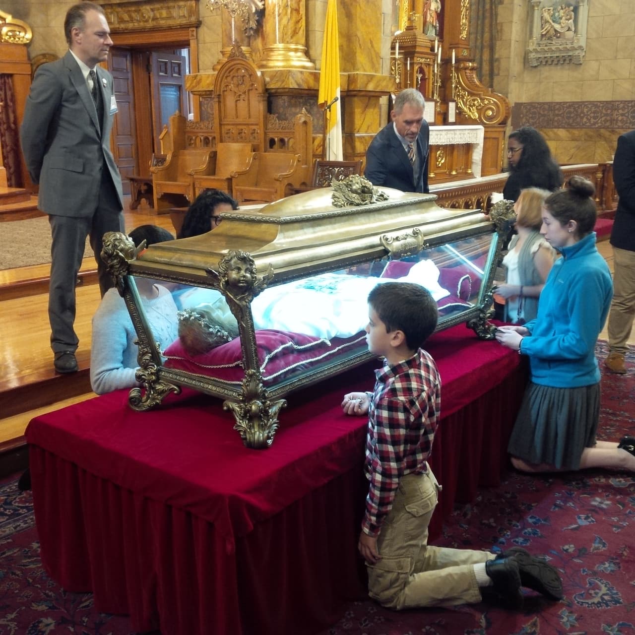 Escultura de Santa María Goretti estará visitando varias iglesias de Chicago. La estatua de la virgen y mártir estuvo este lunes en la Iglesia de St. John Cantius.