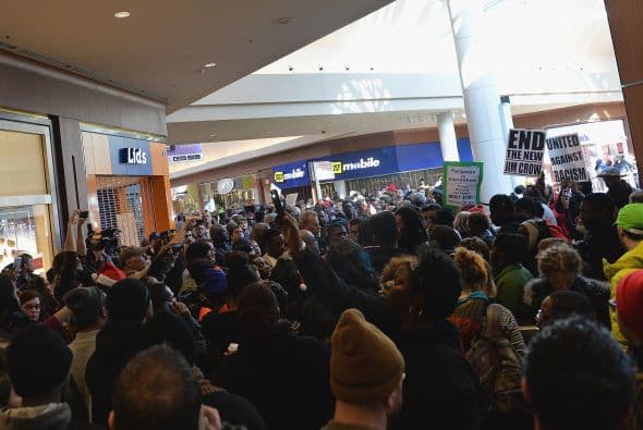 Los manifestantes se tomaron más de un centro comercial. Las autoridades en Missouri confirmaron que hubo "varios detenidos".