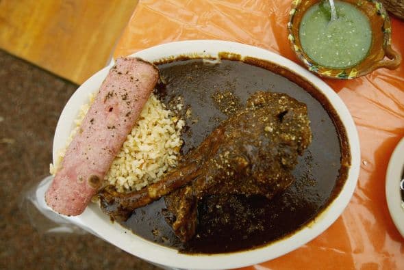 Servido en la antigüedad a los emperadores aztecas, el nombre del mole proviene del náhuatl mulli, palabra que se refería a las salsas de chile.