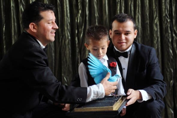 Además, James saca palomas de sombreros y ha llegado a encerrar a su madre, Natalia Bermúdez, en una caja que atraviesa con espadas para luego sacarla indemne, explicó el padre.