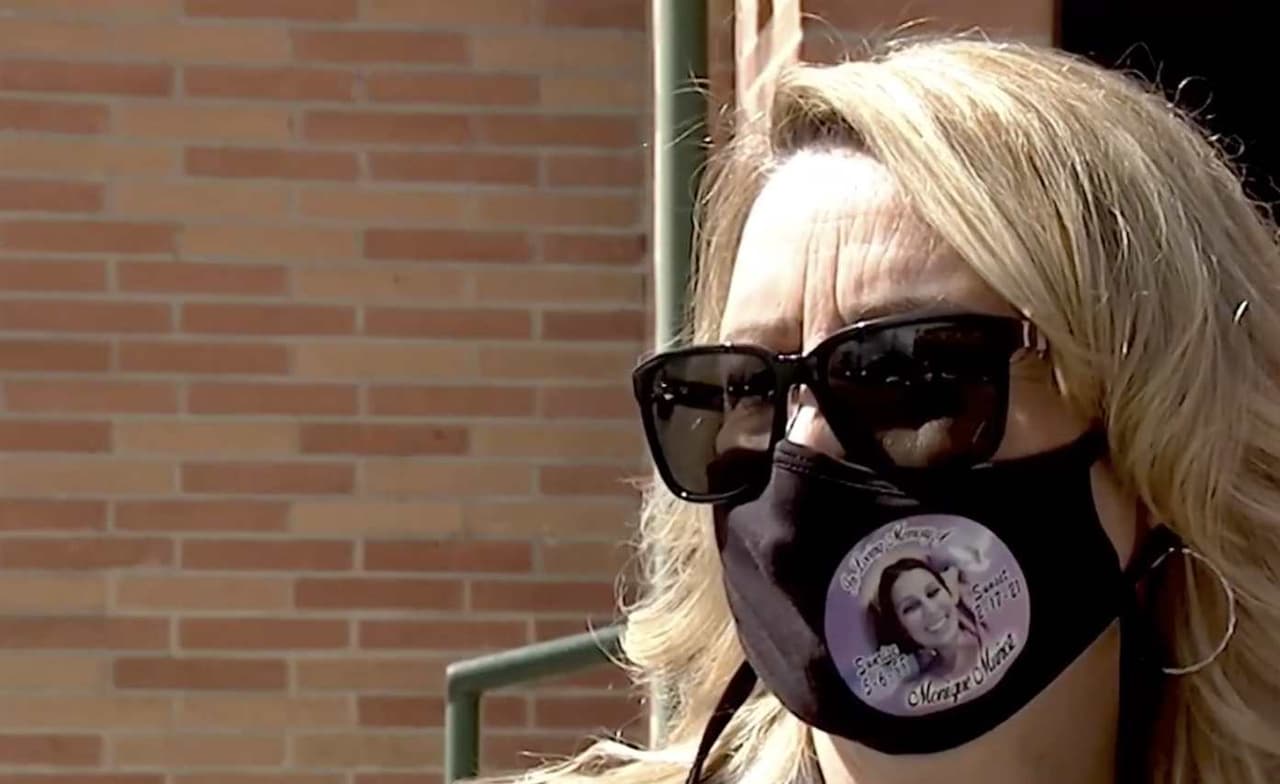 La madre de Monique Muñoz, Carol Crespin, dijo después del funeral llevado a cabo este jueves:
<b>"Ahorita tengo mucho dolor en mi corazón</b> y no tengo espacio para disculpar a nadie".