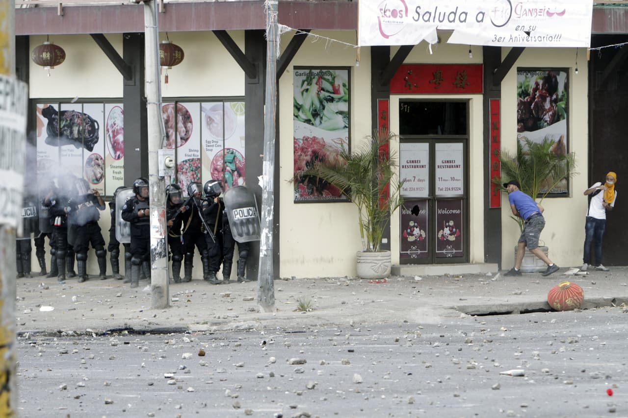 Si bien las protestas comenzaron en rechazo a un paquete de reformas impositivas en el sistema de la seguridad social en un intento de sanear sus golpeadas finanzas, miles de manifestantes de todo el país han aprovechado la chispa que se prendió esta semana para mostrar su descontento con un gobierno de tintes autoritarios que lleva más de 10 años al frente del país y que en los últimos días ha sacado a la policía a reprimirlos. En la fotografía, estudiantes pelean con agentes de la policía antidisturbios.
