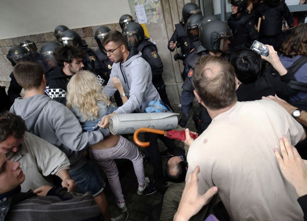 Desde temprano en la mañana se presentaron enfrentamientos en algunos centros de votación en los que partidarios de la independencia trataron de impedir el acceso a la Policía que se disponía a incautar las urnas de votación y papeletas. El gobierno español prometió detener la consulta popular que, sin embargo, se ha podido llevar a cabo pese a la represión policial.