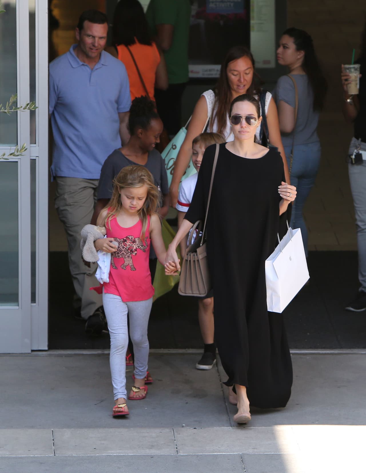 Vistió un tipo camisón negro que le cubría de pies al cuello.