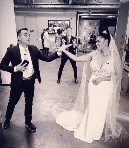 Alan y Carlos alegraron más su día con un poco de humor y detrás de cámaras recrearon una telenovela con Fran vestida de novia.