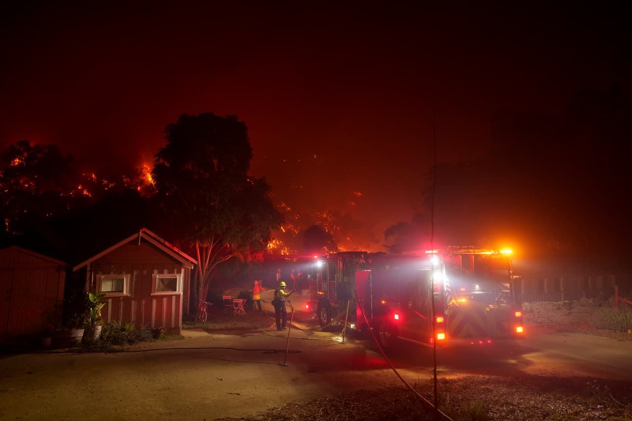<b>Miles de residentes del sur de California recibieron órdenes de evacuación</b> mientras los bomberos luchaban contra un incendio forestal impulsado por el viento en Malibú que ardía cerca de mansiones junto al mar