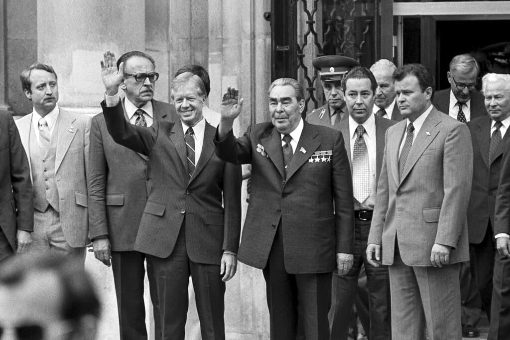 El presidente Jimmy Carter junto a su hómologo soviético, el presidente Leonid Brezhnev, saludan a la multitud frente a la Embajada de EEUU después de que ambos jefes de estado terminaron su primera ronda de conversaciones antes de la firma del Tratado Salt II, el 16 de junio de 1979, en Viena, Austria.