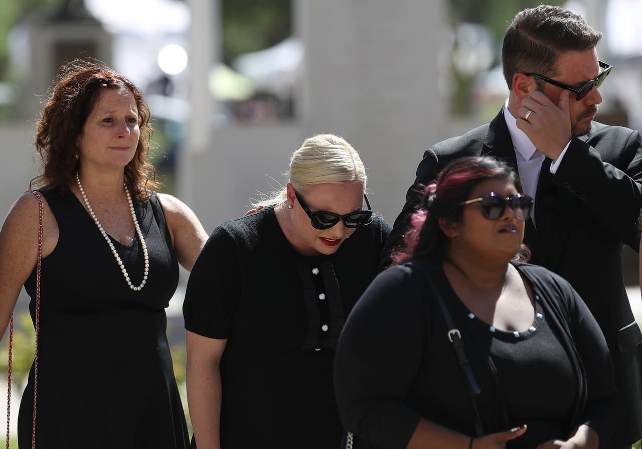 Así llegaba Meghan McCain junto a su esposo Ben Domenech al funeral de su padre. Caminaban detrás del ataúd del senador John McCain.