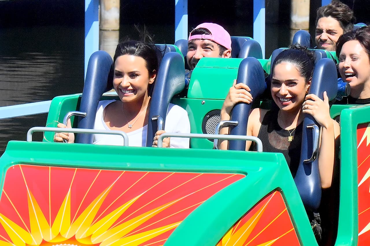 Photo © 2017 Mega/The Grosby Group EXCLUSIVE Los Angeles, CA September 11, 2017 Demi Lovato holds hands with a mystery woman while spending a happy day a Disneyland gets photobombed by Donald Duck. Demi and her new lady walked hand in hand all day Long as they enjoyed a day. they were seen riding the California screaming rollercoaster. Demi looked extremely happy.