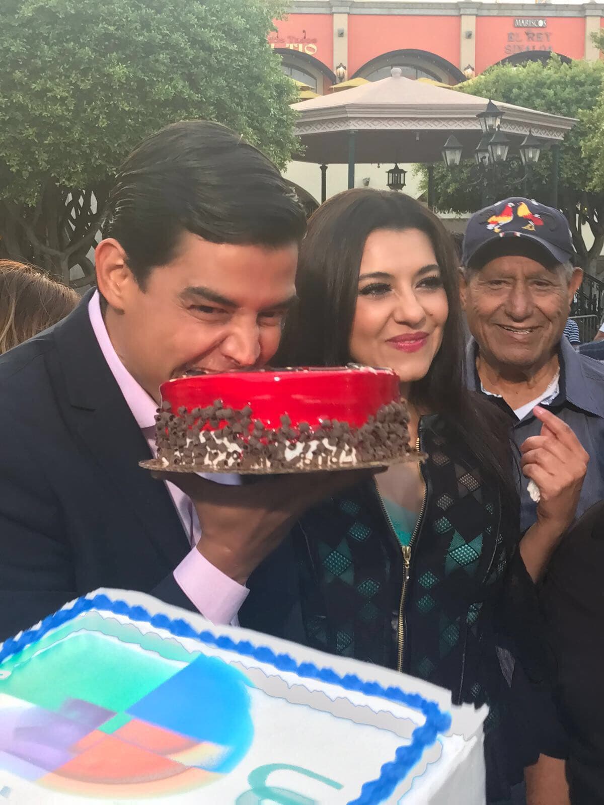 ¡Mordida, mordida! El pastel estaba delicioso.