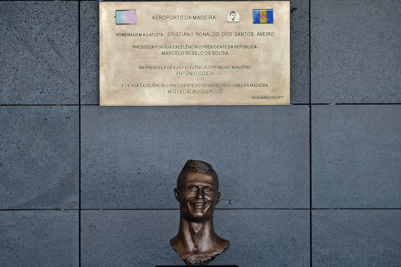 En Madeira, Cristiano Ronaldo recibió un homenaje de parte de la ciudad con un busto con su rostro que generó toda clase de críticas y burlas.
