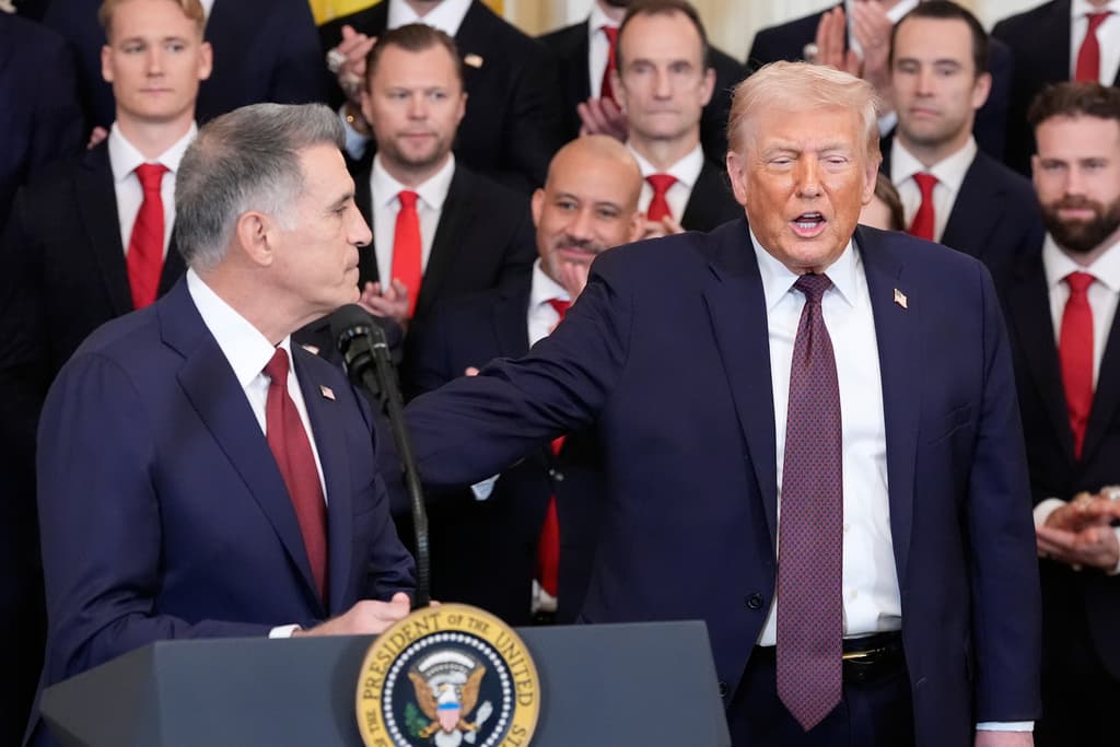 El presidente Trump saluda a Vinnie Viola, dueño de los Florida Panthers.