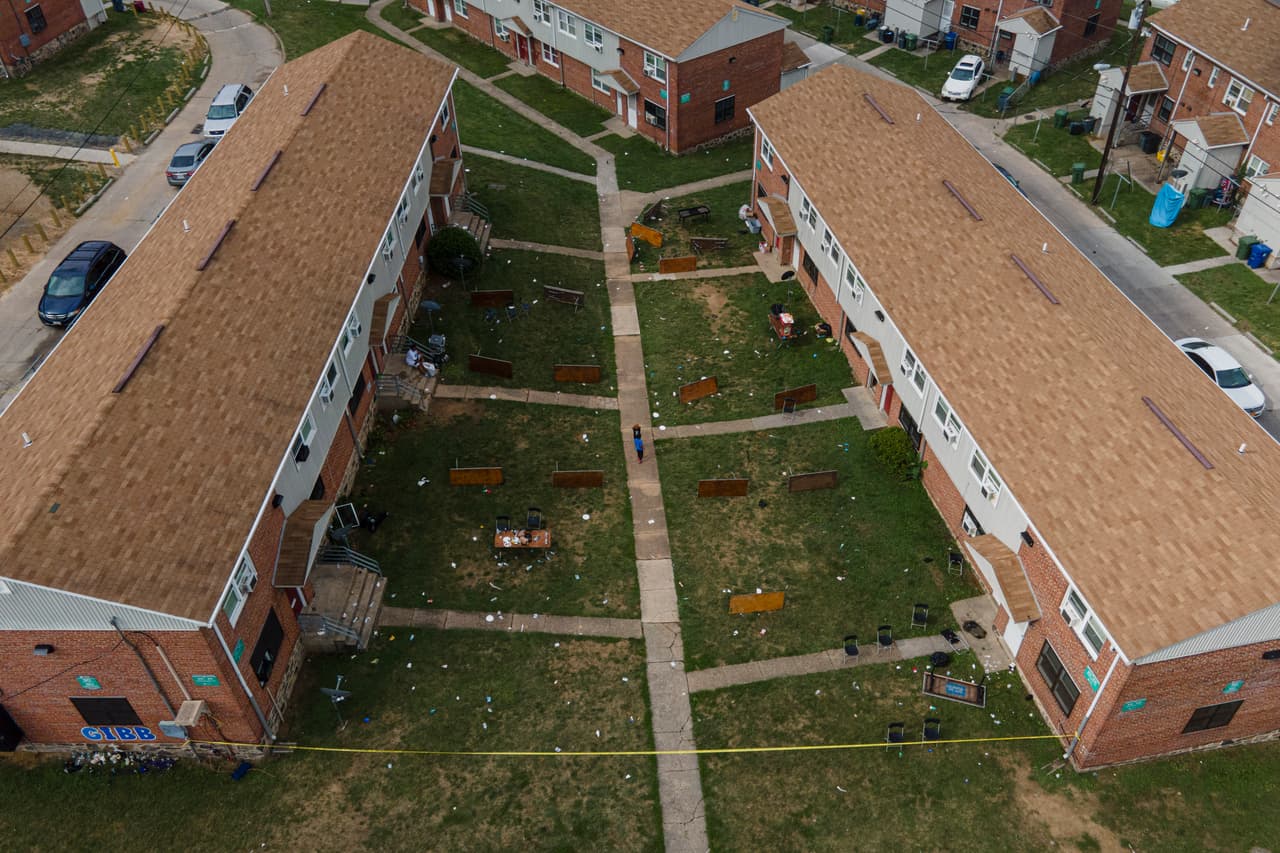 Al llegar, encontraron a un total de 30 personas con heridas de bala, de las cuales nueve fueron transportadas desde la escena a hospitales locales, 20 se trasladaron a hospitales de la región y una joven de 18 años fue declarada fallecida en el sitio del tiroteo.