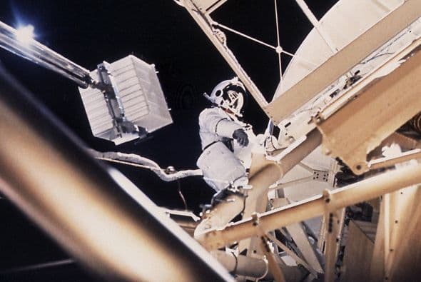 El 06 de agosto de 1973 los astronautas Owen Garriott y Jack R. Lousma realizaron una caminata espacial de seis horas y treinta y un minuto imponiendo un nuevo récord. Ambos realizaban una misión para ocupar el laboratorio espacial "Skylab" en un vehículo espacial Apollo, para estudiar las reacciones del organismo humano ante la ingravidez.