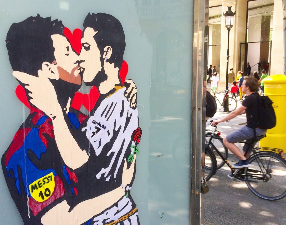 Lionel Messi y Cristiano Ronaldo 'se dan un romántico beso' a unos días del Clásico