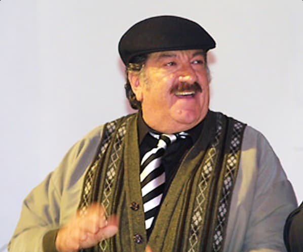 Comediante y actor de cine, televisión y teatro. Pedro Manuel Weber Chávez nació el 27 de noviembre de 1933 en Ciudad Guzmán, Jalisco. Su pasión por el baile fue lo que lo llevó a conocer a Adalberto Martínez 'Resortes', quien lo audicionó para una película, sin embargo no fue seleccionado.