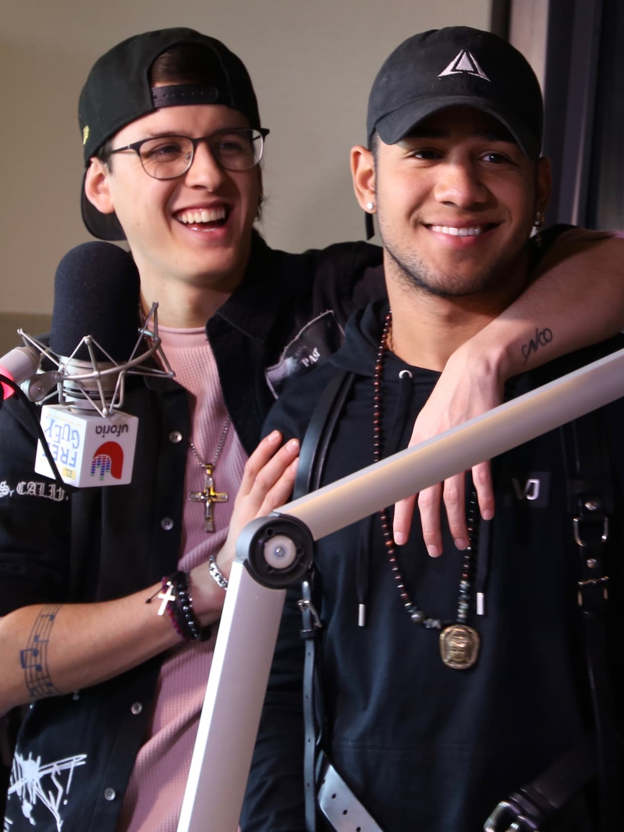 Si se trata de tatuajes, el ecuatoriano tiene varios; los dos que podemos notar en esta foto representan sus más grandes pasiones: 
<b>la música y CNCO</b>.