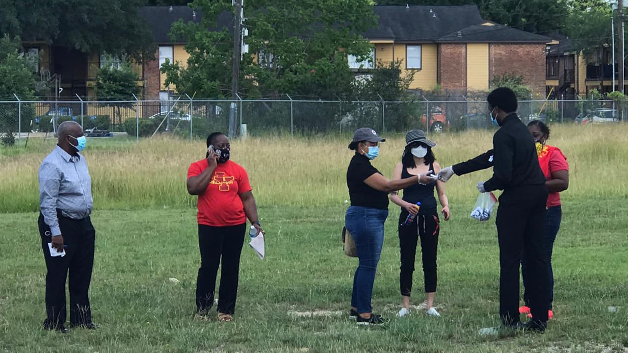 A la iglesia llegó una gran cantidad de arreglos florales no solo de Houston, sino de todas partes del país.