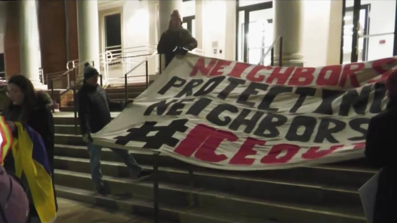 Hispanos y activistas de Norristown realizan vigilia y protestan por operativos de ICE