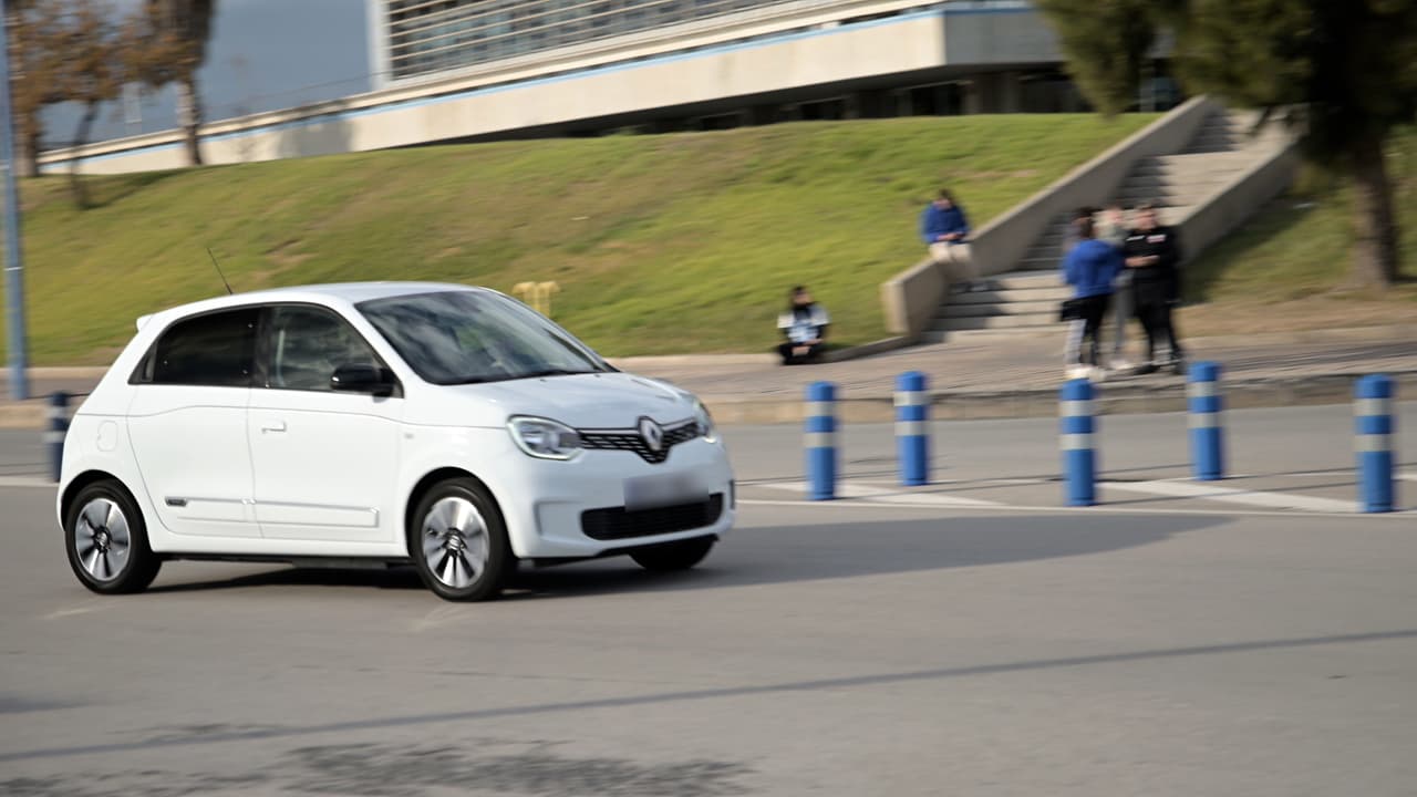 Tras estacionarse en las instalaciones del deportivo de la ZAL, en donde se realizan los partidos de la liga, él descendió el vehículo con una sonrisa.
<br>
