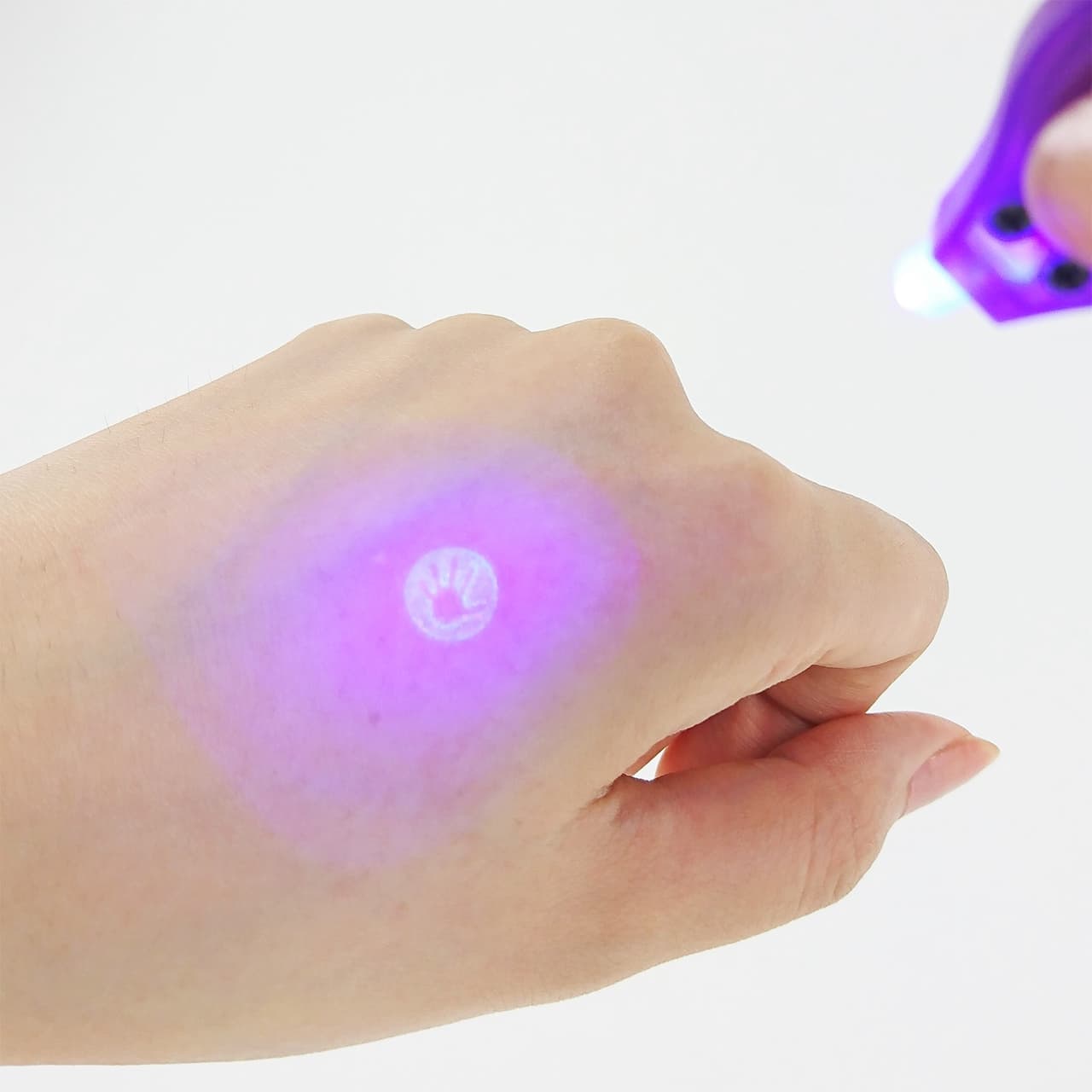 <b>¿Se pueden usar los rayos ultravioletas para matar el virus del covid-19?</b>
<br>La OMS recomienda no usar los rayos ultravioletas para esterilizar las manos o cualquier otra parte del cuerpo porque podría ocasionar irritación en la piel.
<br>