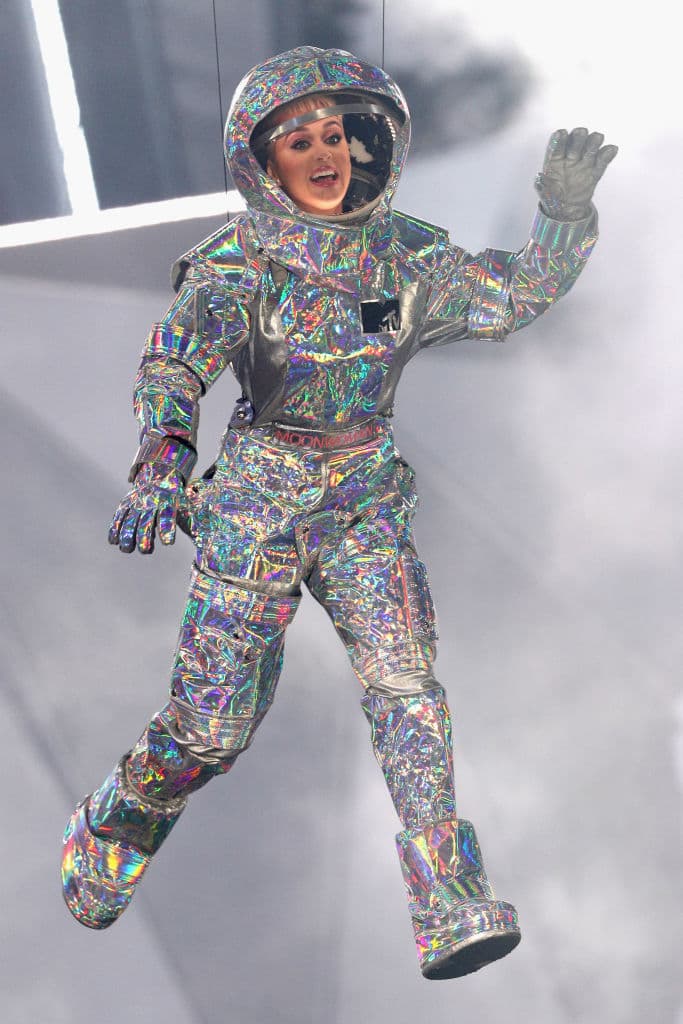 Y, en 2017, durante los MTV Video Music Awards, optó por usar un ‘look’ inspirado en los trajes de astronauta; claro que con su propio sello, pues la tela era holográfica.