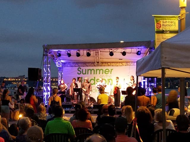 Conciertos gratuitos en Riverside Park, en Manhattan.
<br>
<br>Todos los domingos de julio a partir de las 7:00 pm se llevarán a cabo conciertos gratuitos en el muelle 1 del Riverside PArk South, e Manhattan.Hay música latina, rock caribeño y otro tipo de musica.
<br>
<br>
<b><a href="https://www.nycgovparks.org/events/2023/07/02/summer-on-the-hudson-amplified-sundays" target="_blank">Puedes revisar el programa en este enlace.</a></b>