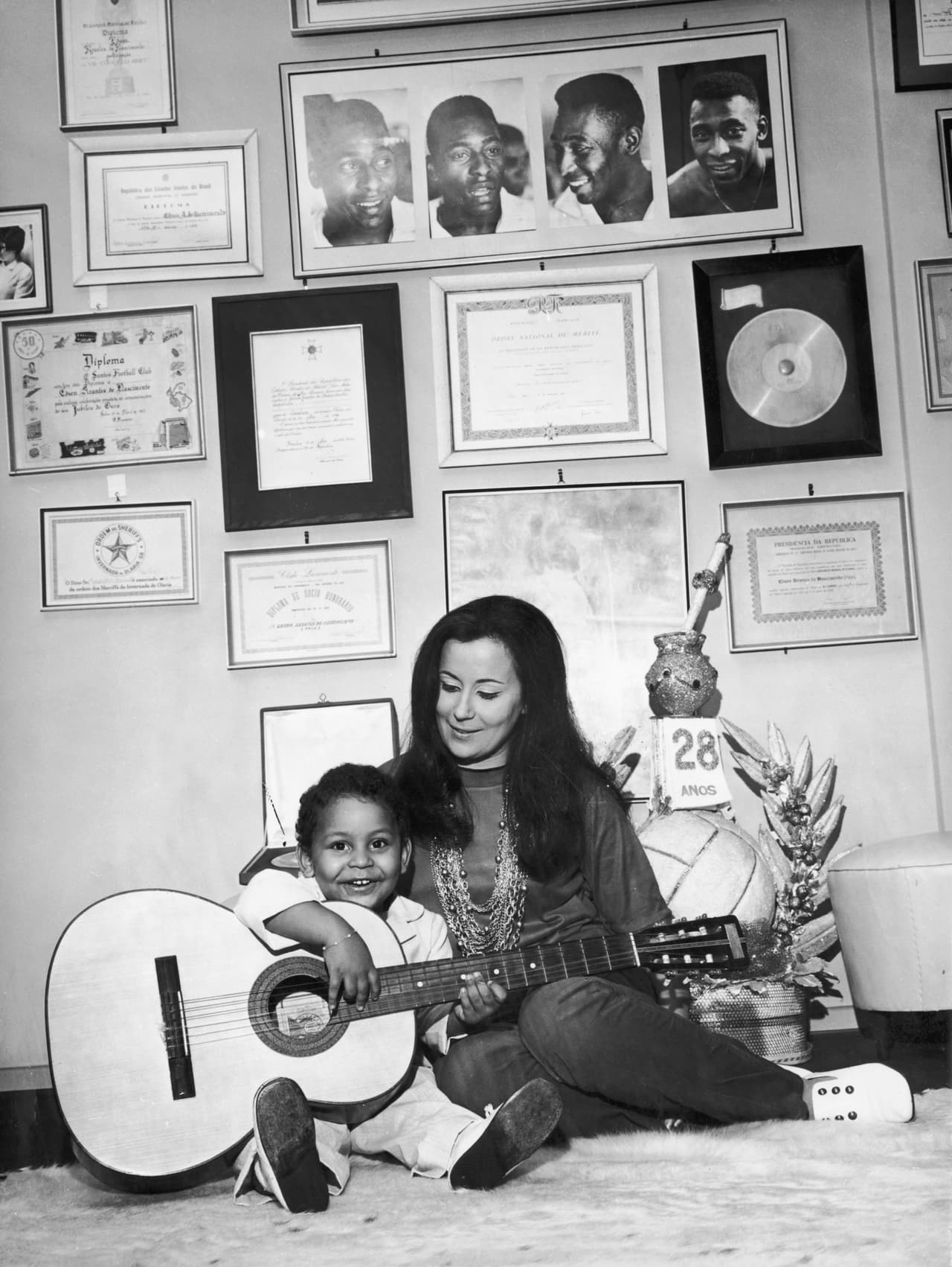 Ambos tuvieron cuatro hijos llamados: Kelly, Christina, Edinho y Jennifer.
<br>
<br>En esta imagen Rosemeri Cholbi aparece con su hija Kelly Cristina en Sao Paulo, el 5 de enero de 1969.