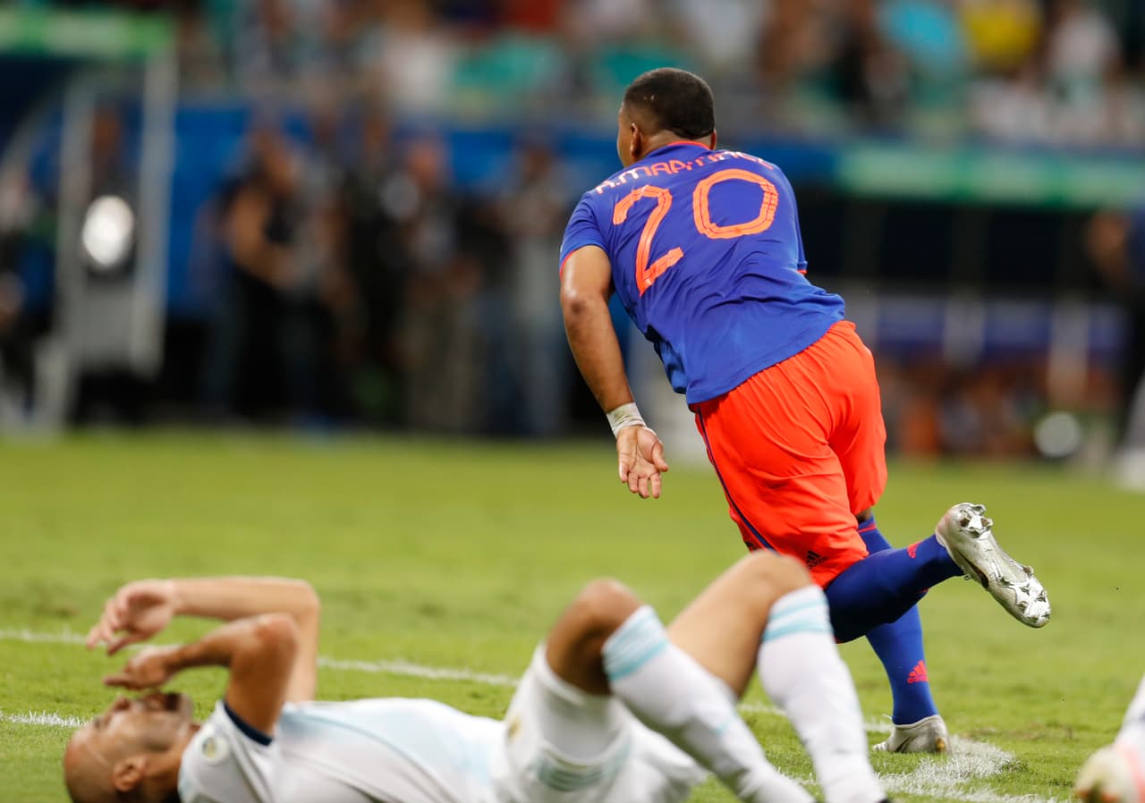 Roger Martinez hizo una gran jugada individual y sacó potente tiro para adelantar a Colombia al minuto 71.