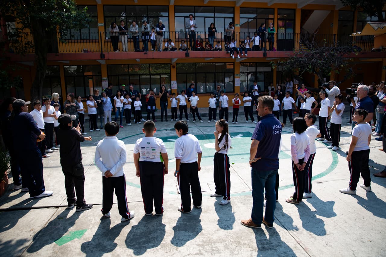 La aparición de Mayer con falda se da en medio de la aplicación de ciertas políticas públicas en México. Una de ellas es la que en junio pasado, Claudia Sheinbaum, jefa de gobierno de la capital mexicana, anunció que todos los niños que asisten a las escuelas de educación básica de la ciudad tendrán la 
<b><a href="https://www.univision.com/noticias/america-latina/ninos-con-faldas-en-el-colegio-el-uniforme-neutro-que-busca-igualdad-crea-polemica-en-mexico" target="_blank">libertad de decidir si usan falda</a></b> o pantalón como parte de su uniforme. La propuesta generó polémica con rechazo por parte de algunos sectores, pero también de apoyo por parte de otros.
<br>