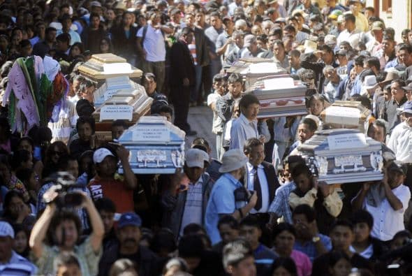 7 de noviembre. Un potente terremoto de magnitud 7.5 grados azota el occidente de Guatemala dejando un saldo de 42 muertos y m'as de 150 heridos. El sismo dejó daños cuantiosos en una vasta zona fronteriza con México. El epicentro del temblor fue localizado en el Océano Pacífico. El presidente Otto Pérez, decretó el estado de emergencia para asistir a las miles de víctimas. El sismo causo, además de la destruccion de casas y edificios, la interrupción de los servicios de electricidad, agua potable y telecomunicaciones en la zona del epicentro.