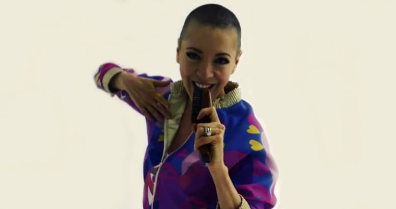 Con baile y utilizando un cepillo como micrófono, Edith González ignora al cáncer