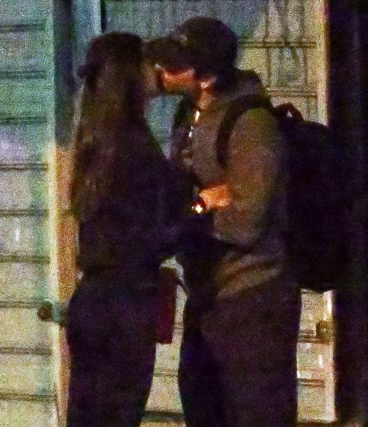 Hace unos días así cacharon los paparazzi a Bradley e Irina.