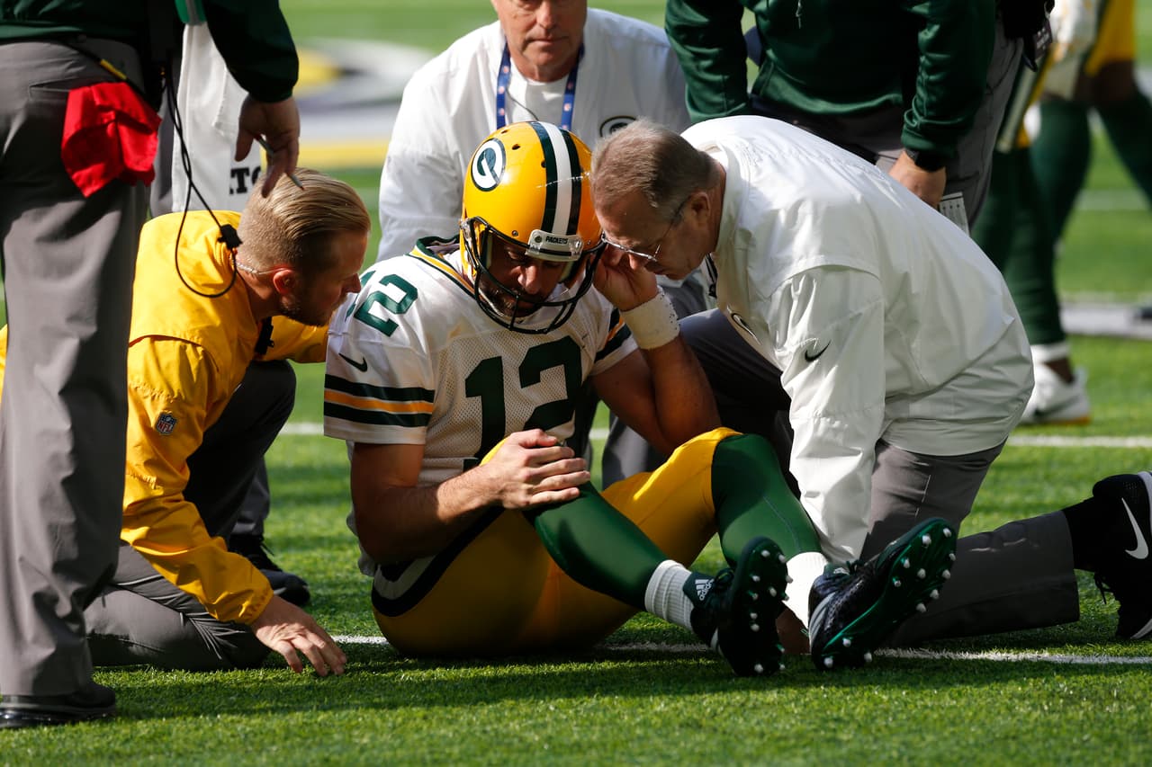<b>AARON RODGERS – QB, Green Bay Packers</b>
<br>La última gran lesión que ha sacudido a la liga se dio en la Semana 6. Apenas comenzaba el juego entre Green Bay y Minnesota cuando Aaron Rodgers se quedó adolorido en el piso tras ser capturado por el LB Anthony Carr. El quarterback de los Packers salió con fractura de clavícula, será operado y no podrá jugar más esta campaña, apagando las esperanzas de GB.