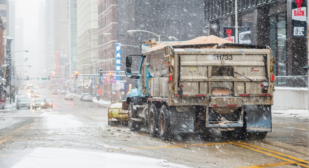 DSS despliega 211 barredoras ante embate de doble golpe invernal en Chicago