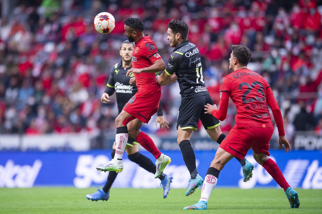 En un partido de poder a poder y donde Chivas se quedó con 10 hombres desde el minuto 27, los Diablos Rojos rescataron el empate sobre la agonía del partido.