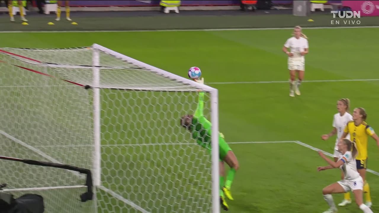 ¡Bella estampa de Earps! La portera de Inglaterra vuela para evitar el gol