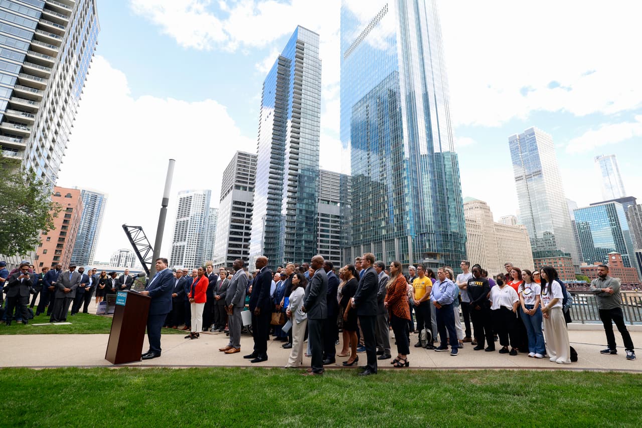 De acuerdo con el medio,
<i> The Washington Post,</i> se espera que en septiembre los militares de la Guardia Nacional reciban órdenes relacionadas con la propuesta de Trump, lo que mantiene en alerta al estado de Illinois.