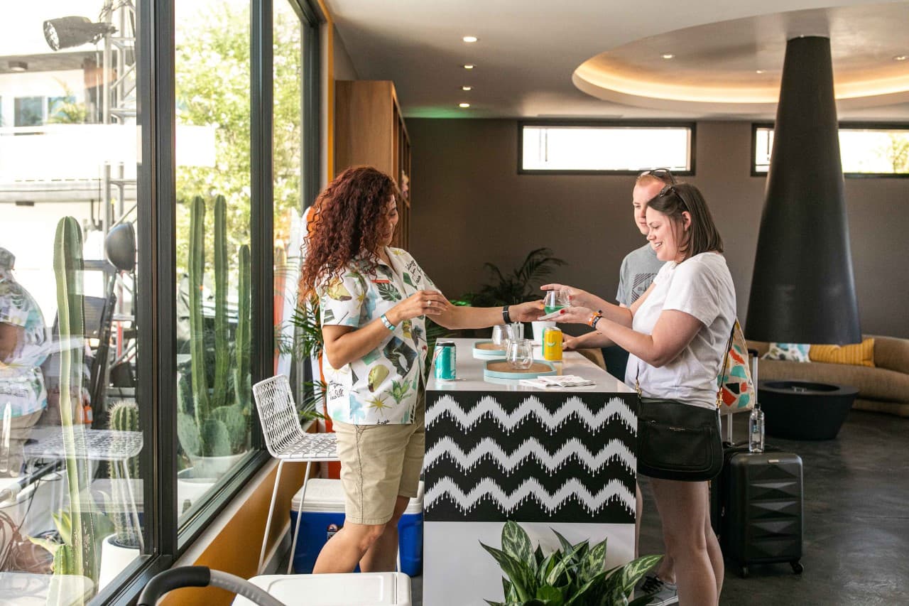 Los fanáticos del Taco Bell serán recibidos con un coctel de bienvenida y un sobre de salsa picante con sus llaves electrónicas.